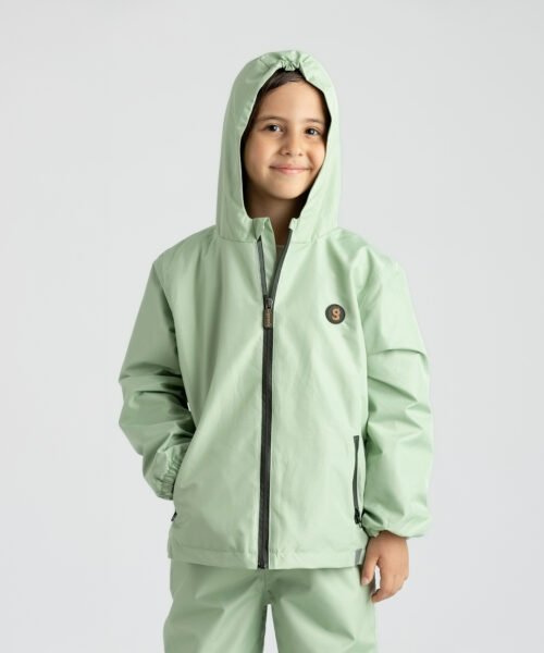 Kapüşonlu sage green çocuk yağmur montu giyen çocuk model